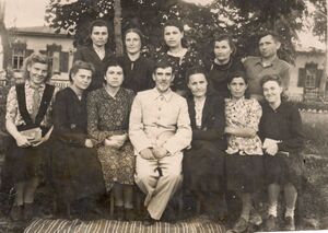 Вчителі Ліснохутірської школи 1948-1949 учбовий рік.jpg