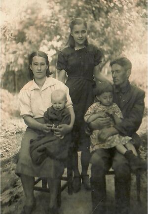 Федір Яговенко з родиною. 18.08.1952.jpg