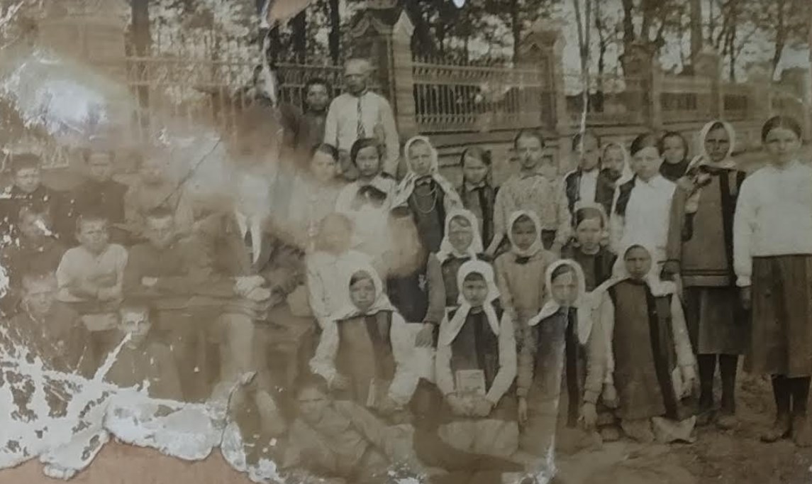 Учні школи біля церковної огорожі 1933.jpg