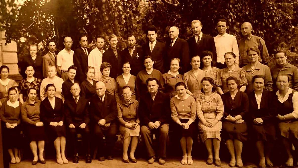 Вчителі Червонопартизанської школи.jpg