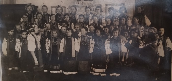 Хор-гурток школи в Червонопартизанському 1938.jpg