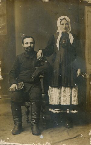 Лев Отроха з дружиною.jpg