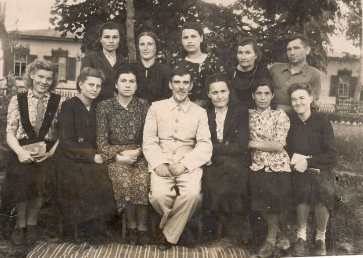 Вчителі Ліснохутірської школи 1948-1949 учбовий рік.jpg