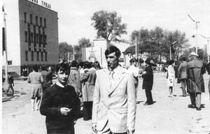 Центр Носівки, кінець 1970-х Анатолій Коваленко і Микола Рибка.jpg
