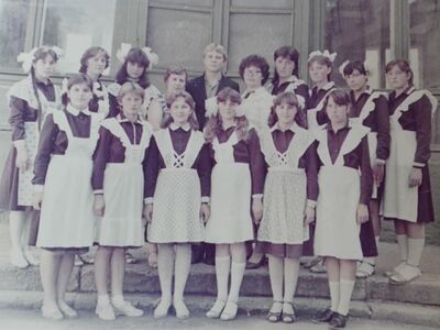 Досліднянська школа, 10-й клас, 1 вересня 1984.jpg